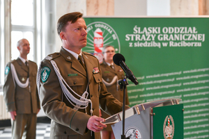 Przy mównicy stoi gen. bryg. SG Andrzej Jakubaszek. W tle funkcjonariusze. Przy mównicy stoi gen. bryg. SG Andrzej Jakubaszek. W tle funkcjonariusze.