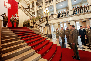 Gen. bryg. SG Andrzej Jakubaszek patrzy w kierunku sztandaru. Gen. bryg. SG Andrzej Jakubaszek patrzy w kierunku sztandaru.