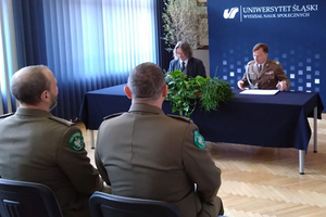 Komendant Śląskiego Oddziału SG gen. bryg. SG Andrzej Jakubaszek i Rektor Uniwersytetu Śląskiego prof. dr hab. Ryszard Koziołek podpisują porozumienie o współpracy. Komendant Śląskiego Oddziału SG gen. bryg. SG Andrzej Jakubaszek i Rektor Uniwersytetu Śląskiego prof. dr hab. Ryszard Koziołek podpisują porozumienie o współpracy.