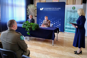 Komendant Śląskiego Oddziału SG gen. bryg. SG Andrzej Jakubaszek i Rektor Uniwersytetu Śląskiego prof. dr hab. Ryszard Koziołek podpisują porozumienie o współpracy. Komendant Śląskiego Oddziału SG gen. bryg. SG Andrzej Jakubaszek i Rektor Uniwersytetu Śląskiego prof. dr hab. Ryszard Koziołek podpisują porozumienie o współpracy.