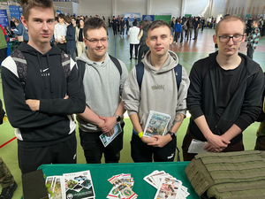 Czterech uczestników targów z ulotkami SG. Czterech uczestników targów z ulotkami SG.