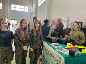 Funkcjonariuszka SG i uczestniczki targów. Funkcjonariuszka SG i uczestniczki targów.