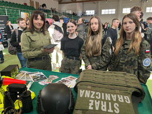 Funkcjonariuszka SG i uczestniczki targów. Funkcjonariuszka SG i uczestniczki targów.