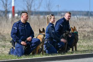 Policjanci ze swoimi psami. Policjanci ze swoimi psami.
