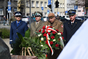 Złożenie kwiatów na placu katedralnym Archikatedry Chrystusa Króla w Katowicach Złożenie kwiatów na placu katedralnym Archikatedry Chrystusa Króla w Katowicach
