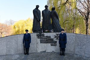 Pomnikiem Ofiar Katynia na Placu Andrzeja Pomnikiem Ofiar Katynia na Placu Andrzeja