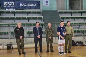 Uśmiechnięte i zadowolone osoby Uśmiechnięte i zadowolone osoby