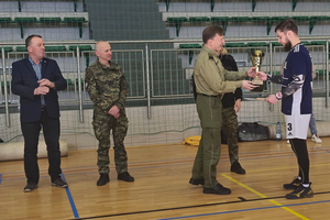 Gen. bryg. SG Andrzej Jakubaszek wręcza puchar Gen. bryg. SG Andrzej Jakubaszek wręcza puchar