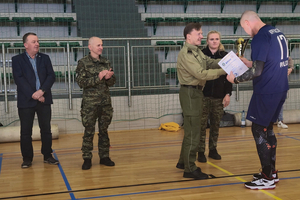 Gen. bryg. SG Andrzej Jakubaszek wręcza puchar i dyplom Gen. bryg. SG Andrzej Jakubaszek wręcza puchar i dyplom