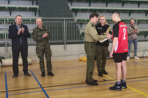 Gen. bryg. SG Andrzej Jakubaszek wręcza puchar Gen. bryg. SG Andrzej Jakubaszek wręcza puchar