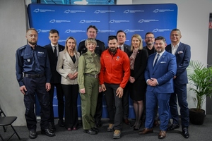 Zdjęcie grupowe funkcjonariuszy i zaproszonych gości. Zdjęcie grupowe funkcjonariuszy i zaproszonych gości.