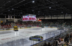 Pojazdy służbowe na płycie Stadionu Zimowego Pojazdy służbowe na płycie Stadionu Zimowego