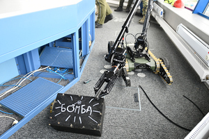 Robot trzymający atrapę bomby. Robot trzymający atrapę bomby.