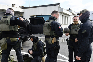 Funkcjonariusze policji przygotowujący się do zadania Funkcjonariusze policji przygotowujący się do zadania