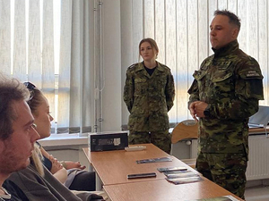 Komendant Placówki SG w Częstochowie, ppłk SG Przemysław Starczewski z prawej podczas spotkania z młodzieżą Komendant Placówki SG w Częstochowie, ppłk SG Przemysław Starczewski z prawej podczas spotkania z młodzieżą