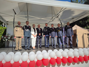Na scenie stoi Konsul Generalny RP w Ostrawie oraz przedstawiciele różnych służb. Pierwszy od lewej Zastępca Komendanta ŚlOSG - płk SG Adam Kurek. Na scenie stoi Konsul Generalny RP w Ostrawie oraz przedstawiciele różnych służb. Pierwszy od lewej Zastępca Komendanta ŚlOSG - płk SG Adam Kurek.