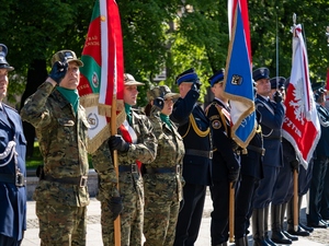 Dzień Flagi Rzeczypospolitej Polskiej - uroczystość pod pomnikiem Józefa Piłsudskiego w Katowicach Dzień Flagi Rzeczypospolitej Polskiej - uroczystość pod pomnikiem Józefa Piłsudskiego w Katowicach