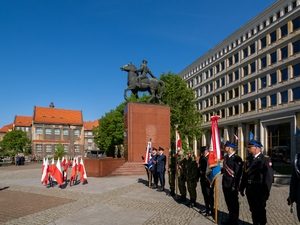 Dzień Flagi Rzeczypospolitej Polskiej - uroczystość pod pomnikiem Józefa Piłsudskiego w Katowicach Dzień Flagi Rzeczypospolitej Polskiej - uroczystość pod pomnikiem Józefa Piłsudskiego w Katowicach
