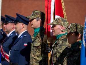 Dzień Flagi Rzeczypospolitej Polskiej - uroczystość pod pomnikiem Józefa Piłsudskiego w Katowicach Dzień Flagi Rzeczypospolitej Polskiej - uroczystość pod pomnikiem Józefa Piłsudskiego w Katowicach