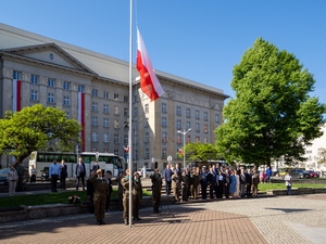 Dzień Flagi Rzeczypospolitej Polskiej - uroczystość pod pomnikiem Józefa Piłsudskiego w Katowicach Dzień Flagi Rzeczypospolitej Polskiej - uroczystość pod pomnikiem Józefa Piłsudskiego w Katowicach