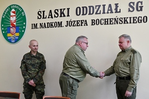 Prezesa Klubu HDK PCK „Pograniczna Grupa Krwi” mjr. SG Wiesław Jasion (z lewej) gratuluje mjr. SG Krzysztofowi Dziadkowcowi. Prezesa Klubu HDK PCK „Pograniczna Grupa Krwi” mjr. SG Wiesław Jasion (z lewej) gratuluje mjr. SG Krzysztofowi Dziadkowcowi.