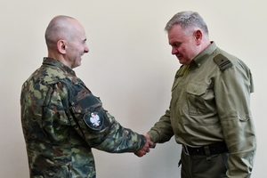 Zastępcy Komendanta Śląskiego Oddziału SG płk. SG Adama Kurek (z lewej) wręcza złotą odznakę „Zasłużony Honorowy Dawca Krwi” mjr. SG Krzysztofowi Dziadkowcowi. Zastępcy Komendanta Śląskiego Oddziału SG płk. SG Adama Kurek (z lewej) wręcza złotą odznakę „Zasłużony Honorowy Dawca Krwi” mjr. SG Krzysztofowi Dziadkowcowi.