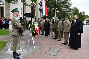 Złożenie wieńca przy postumencie ks. gen. Adama Pilcha Złożenie wieńca przy postumencie ks. gen. Adama Pilcha