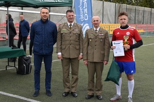 Przedstawiciel KMP w Opolu odbiera dyplom z rąk płk. SG Adama Kurka Przedstawiciel KMP w Opolu odbiera dyplom z rąk płk. SG Adama Kurka