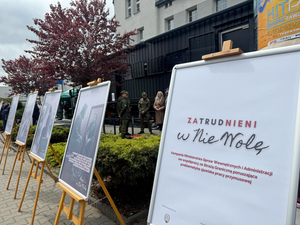  Sztalugi z plakatami. Na jednym z plakatów napis: Zatrudnieni w niewolę. Kampania Ministerstwa Spraw Wewnętrznych i Administracji we współpracy ze Strażą Graniczną poruszająca problematykę zjawiska pracy przymusowej.