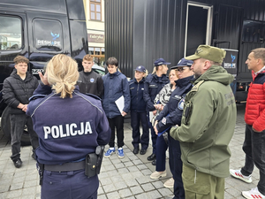  Policjanci, młodzież, Straż graniczna, czarna ciężarówka