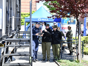  Funkcjonariusze SG, policjant, stoisko policji.