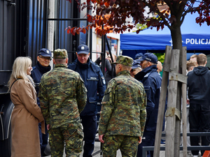  Policjanci, funkcjonariusze SG, namiot policji.