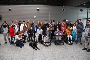  Grupowe ujęcie uczestników z psem Daksem