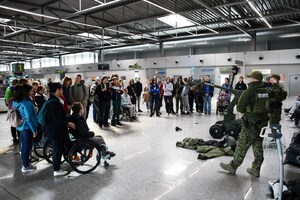  Terminal lotniska. Uczestnicy patrzą na funkcjonariuszy Straży Granicznej, specjalistyczny sprzęt techniczny oraz robota pirotechnicznego.