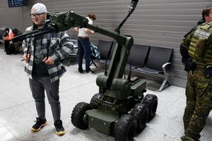  Uczestnik spotkania, obok niego robot pirotechniczny