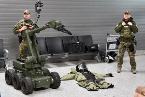  Dwóch funkcjonariuszy Straży Granicznej, specjalistyczny sprzęt techniczny oraz robot pirotechniczny