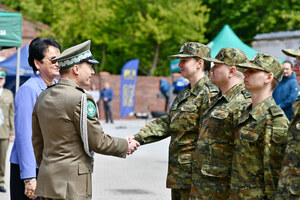  Gen. bryg. Andrzej Jakubaszek gratuluje jednej z funkcjonariuszek