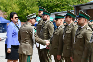  Gen. bryg. Andrzej Jakubaszek gratuluje jednemu z funkcjonariuszy