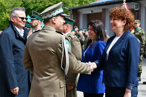  Gen. bryg. SG Andrzej Jakubaszek gratuluje jednej z wyróżnionych pracownic.