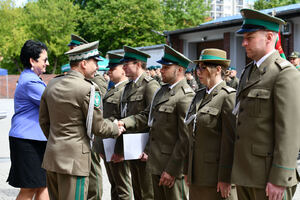  Gen. bryg. SG Andrzej Jakubaszek gratuluje jednej z wyróżnionych osób.