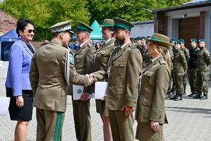  Gen. bryg. SG Andrzej Jakubaszek gratuluje jednej z wyróżnionych osób.