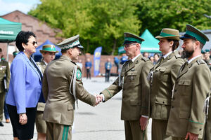  Gen. bryg. SG Andrzej Jakubaszek gratuluje jednej z wyróżnionych osób.