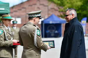  Gen. bryg. SG Andrzej Jakubaszek gratuluje jednej z wyróżnionych osób.
