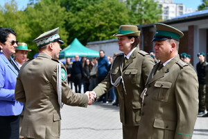  Gen. bryg. SG Andrzej Jakubaszek gratuluje jednej z wyróżnionych osób.
