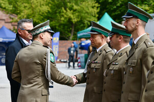  Gen. bryg. SG Andrzej Jakubaszek gratuluje jednej z wyróżnionych osób.