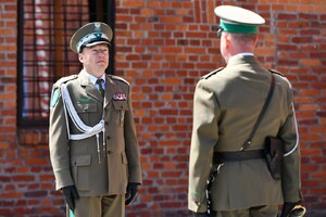  Złożenie meldunku gen. bryg. SG Andrzejowi Jakubaszkowi
