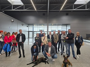  Starosta Pan Grzegorz Swoboda, kadra kierownicza Starostwa Powiatowego w Raciborzu, dwa psy Straży Granicznej i funkcjonariusze pozują do wspólnego zdjęcia