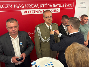  Ppor. SG Jacek Sitek podczas odbierania medalu