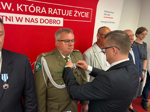 Mjr SG Wiesław Jasion - Prezes Klubu HDK PCK „Pograniczna Grupa Krwi” odbiera medal