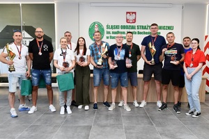  Zawodnicy trzech zwycięskich drużyn z pucharami i medalami.